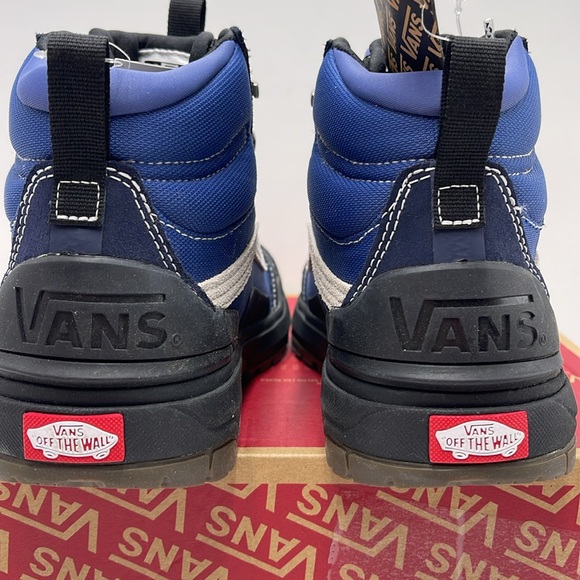 Vans WMNS Ultrarange Exo Hi
Navy/Black
VN0005VANGV
Sneakers - Picture 13 of 16